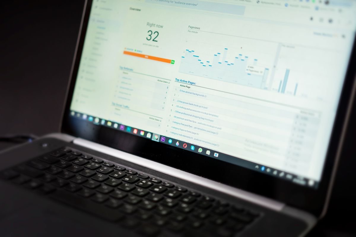Tableau de bord analytique montrant des données de trafic marketing