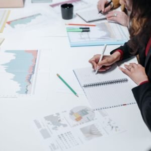 Collègues analysant des graphiques d'entreprise dans un bureau