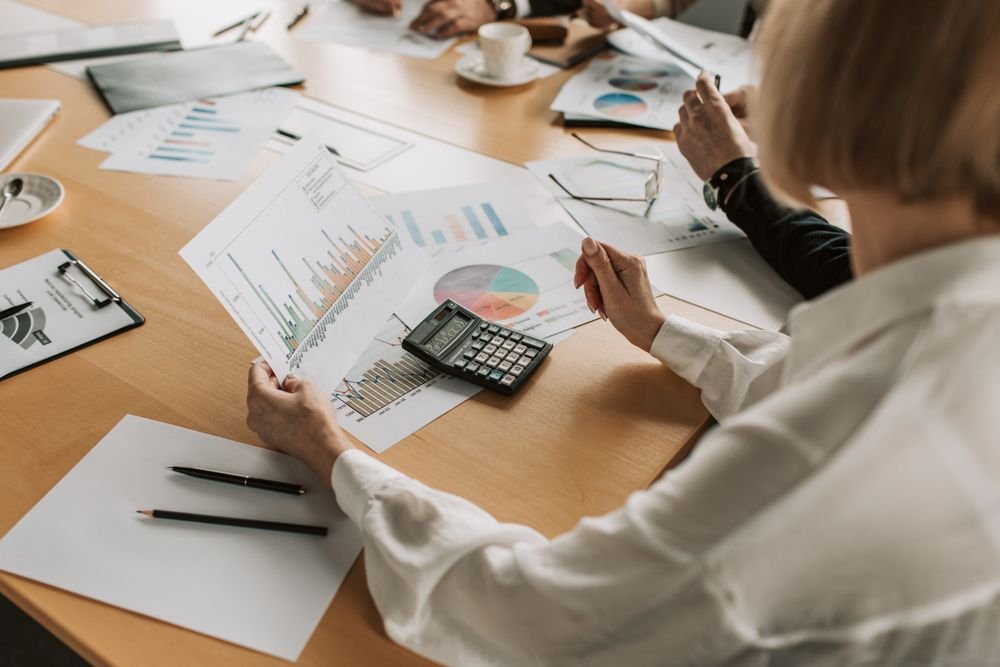 Équipe analysant des données financières lors d'une réunion