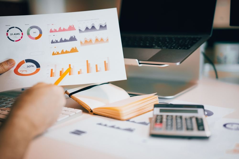 Analyse de données financières avec calculatrice et graphiques