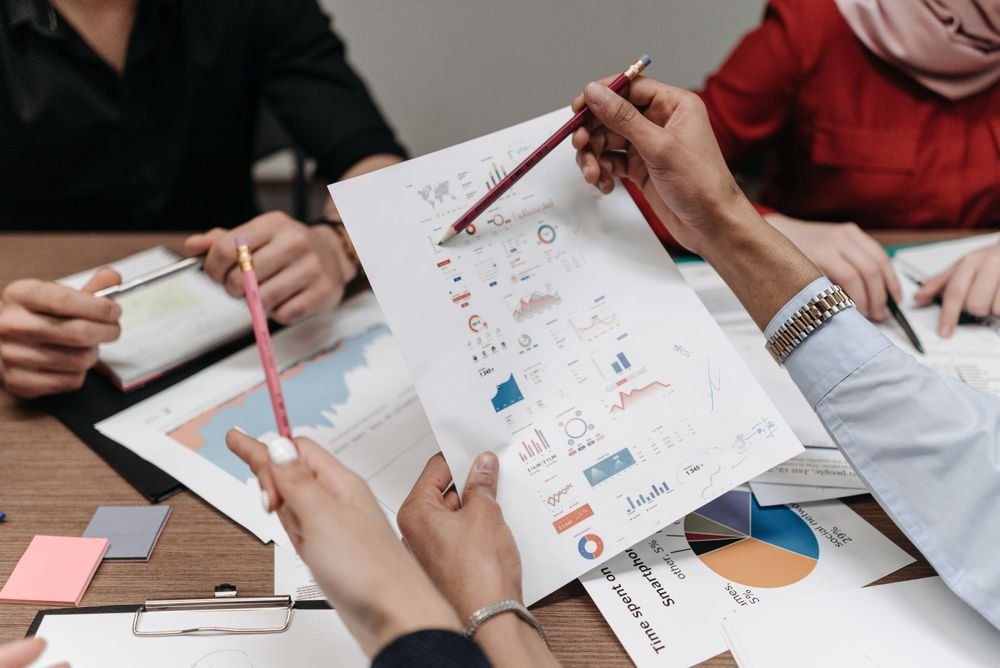 Équipe analysant des rapports d'entreprise en réunion collaborative