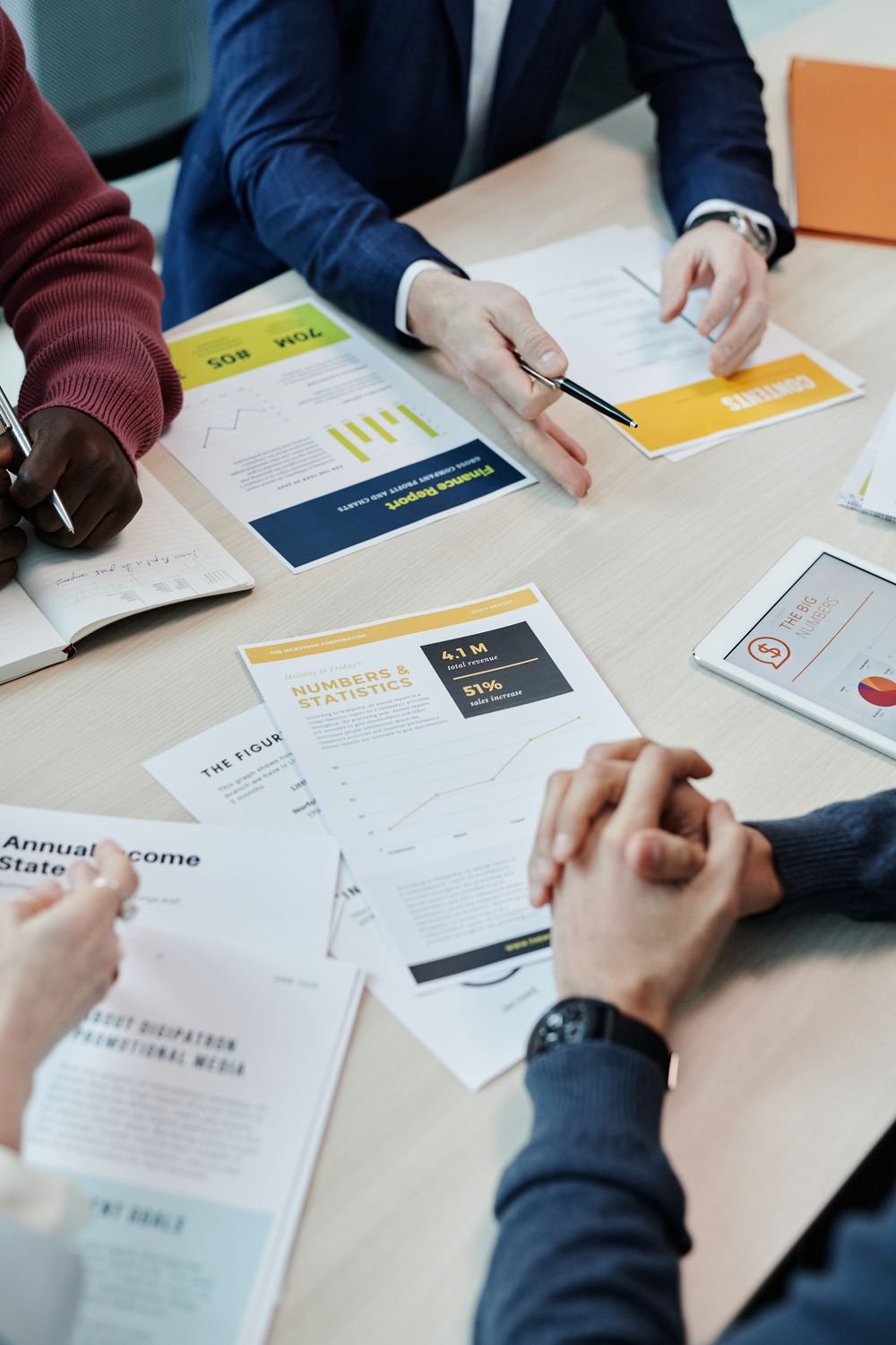 Équipe discutant de rapports de données