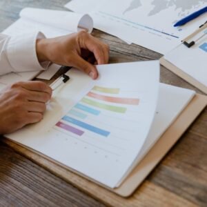 Examen d'un rapport d'entreprise avec graphiques colorés