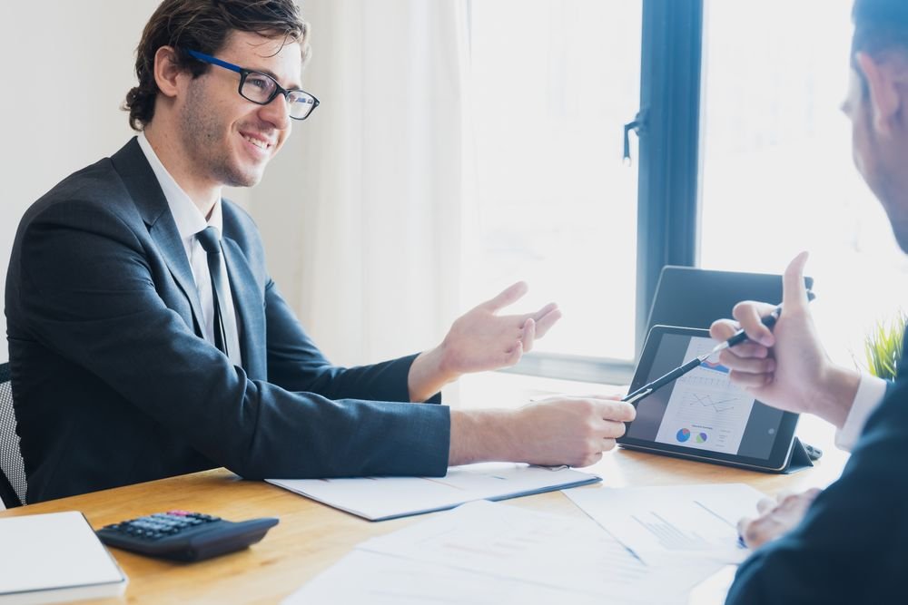Professionnels discutant d'un rapport avec une tablette