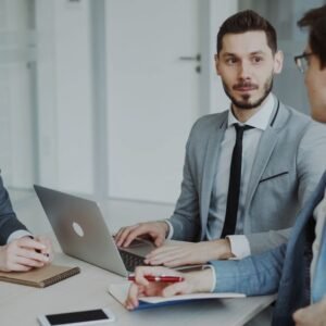 Réunion d'affaires professionnelle dans un bureau moderne
