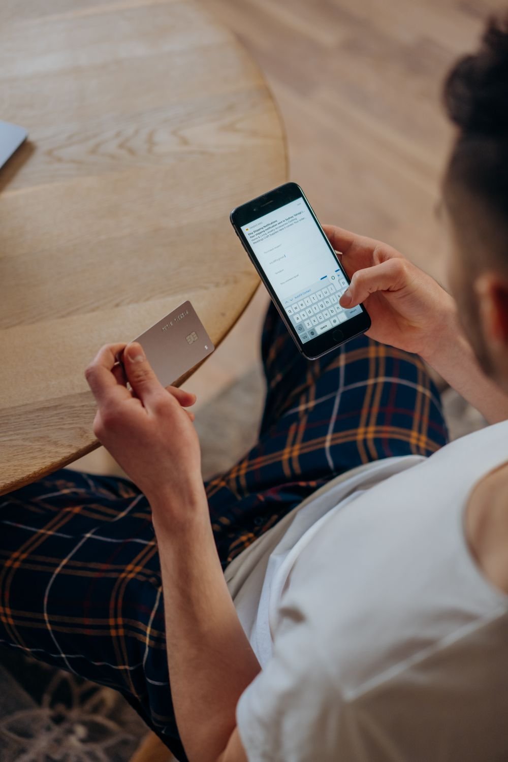 Client vérifiant une transaction sur smartphone