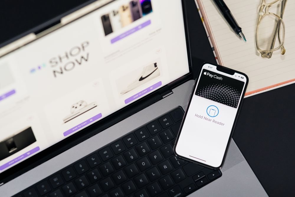 Achat en ligne sur ordinateur portable et smartphone