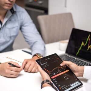 Professionnel utilisant une tablette dans un contexte de conformité