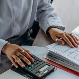 Comptable calculant des finances avec documents
