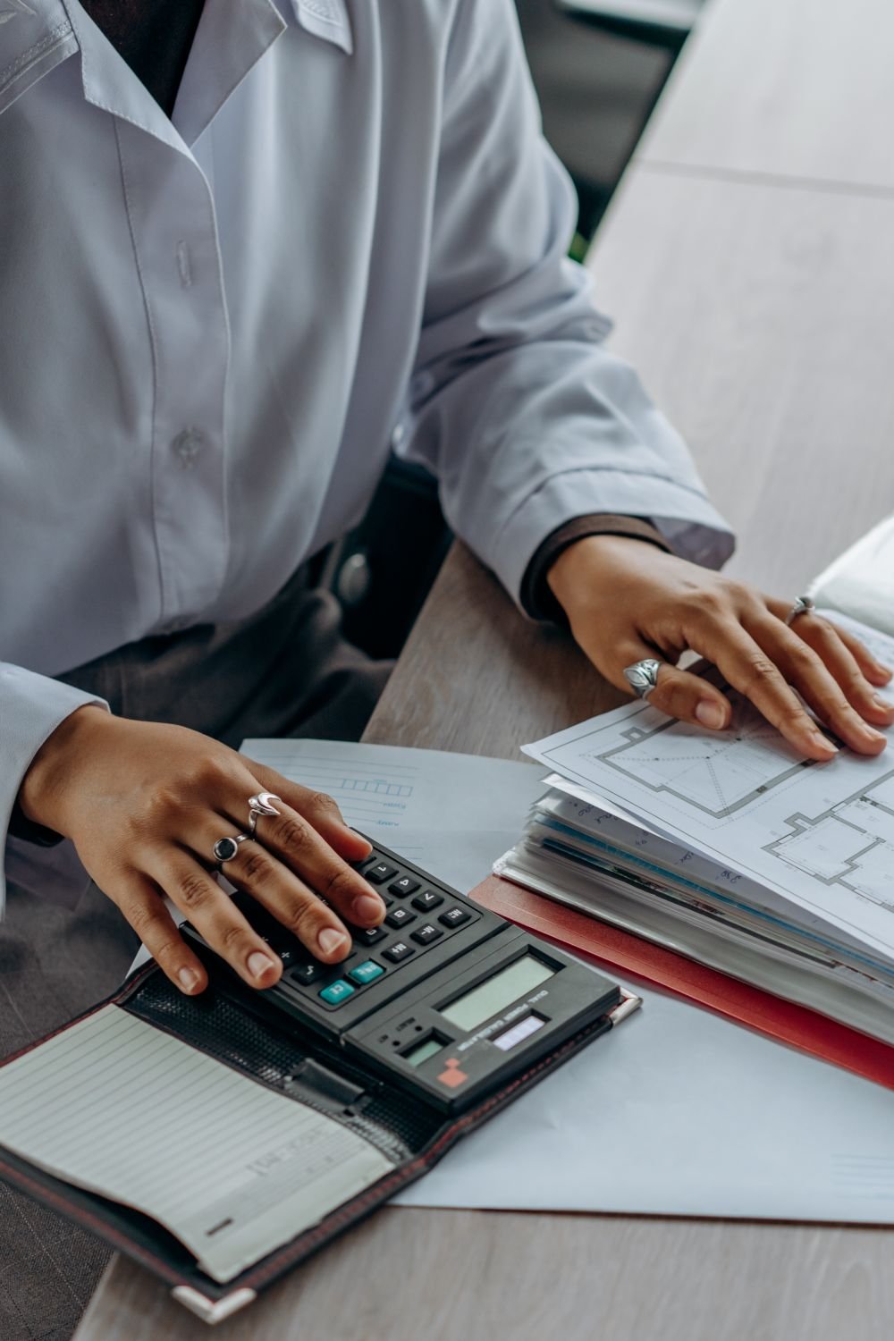 Comptable calculant des finances avec documents