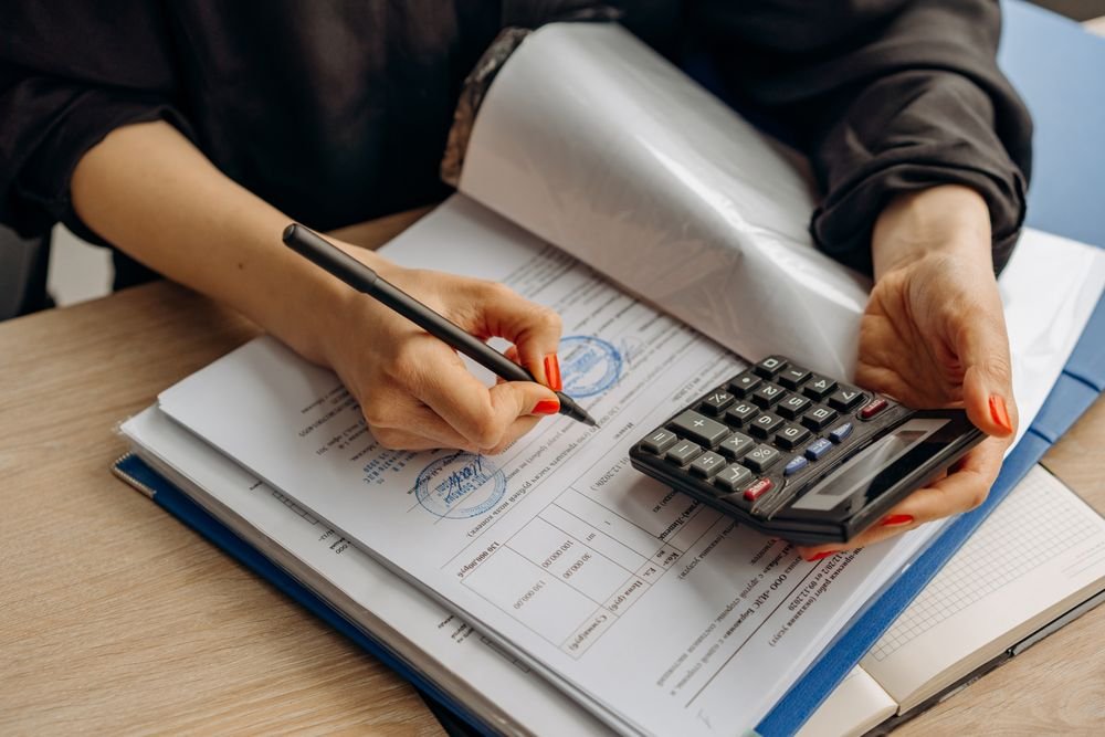 Personne examinant un document juridique