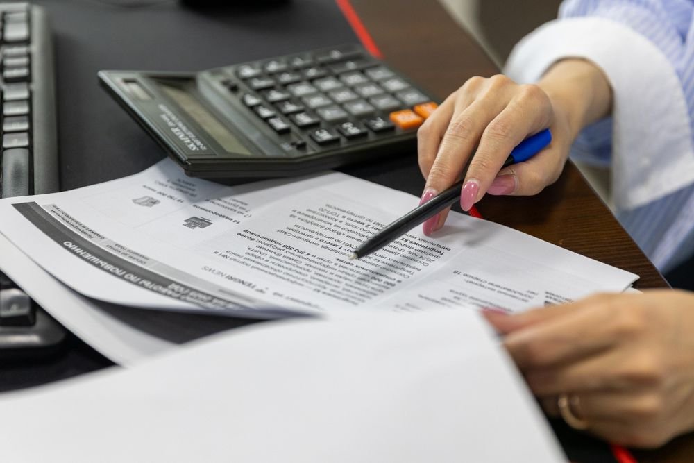 Femme examinant des documents à son bureau