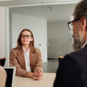 Équipe PME planifiant le déploiement de l'IA générative, ebook Notoriti