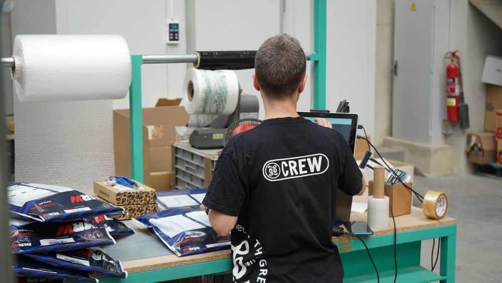 Opérateur logistique gérant les stocks depuis un poste informatique