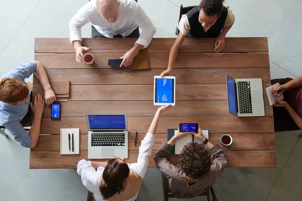 Équipe de fonds d'investissement analysant une cible d'acquisition