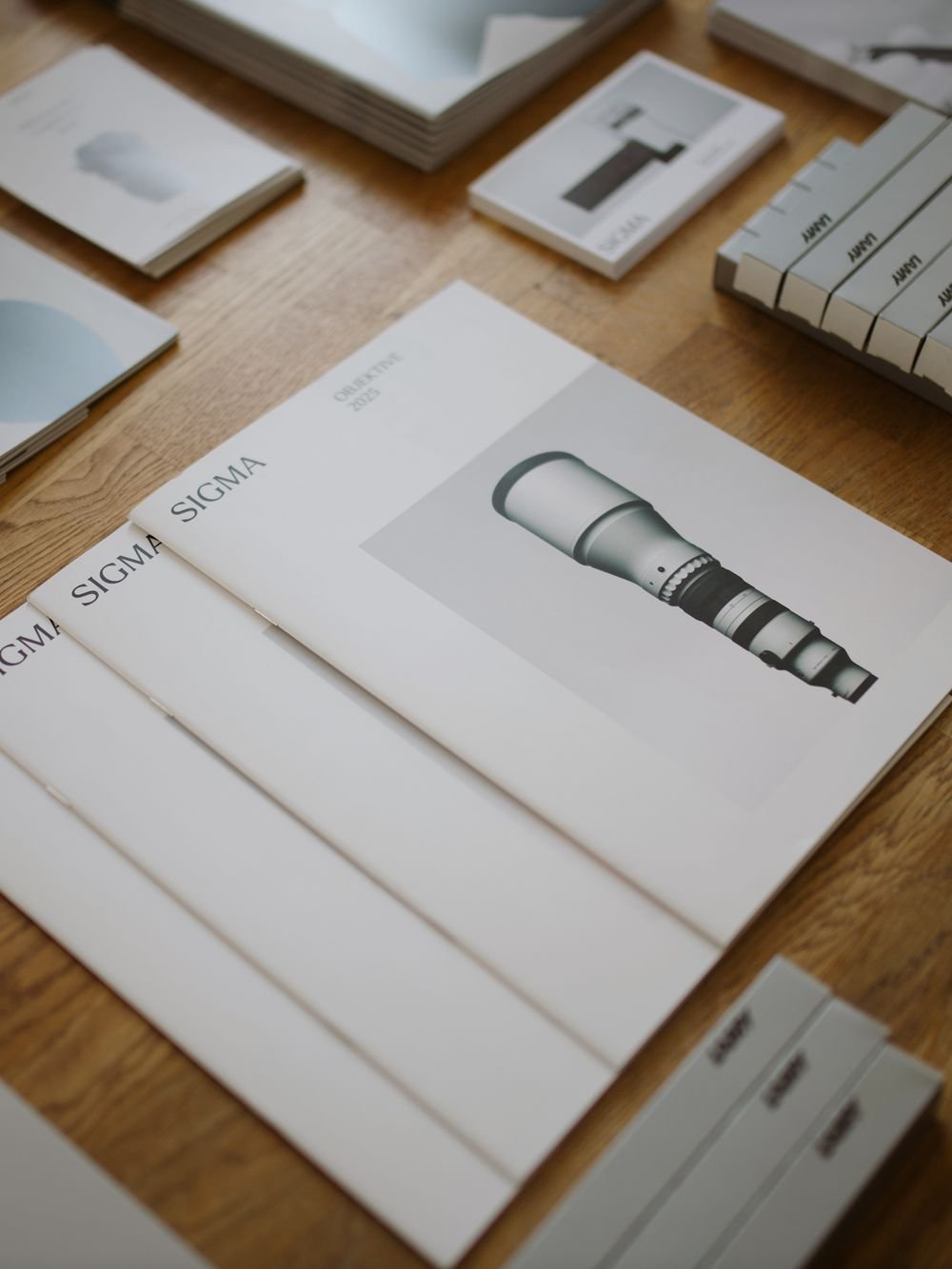 Brochures produit disposées sur une table en bois