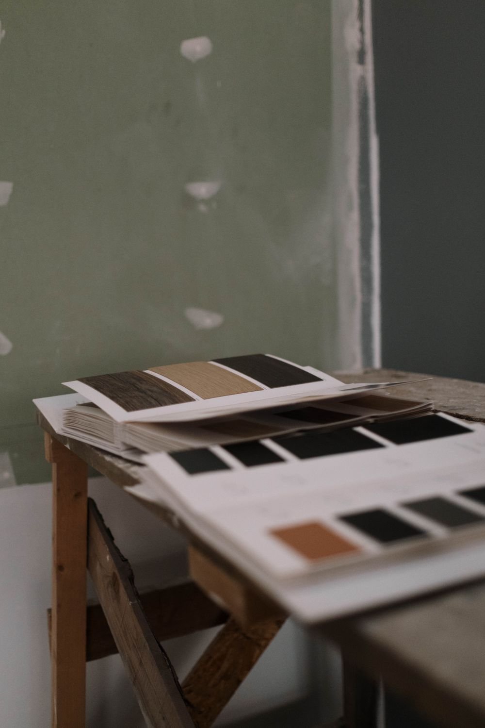 Catalogues ouverts sur un établi de rénovation