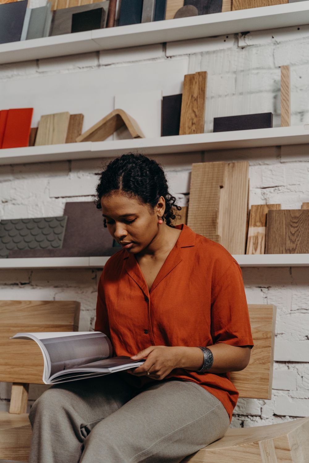 Femme explorant des options de design dans un showroom