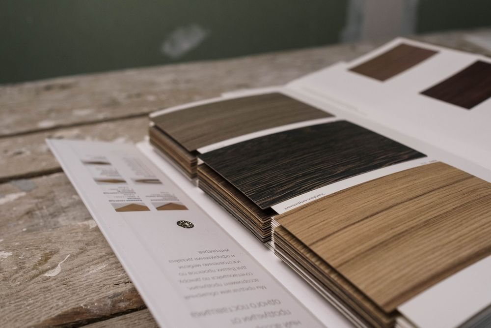 Échantillons de placage bois sur une table rustique