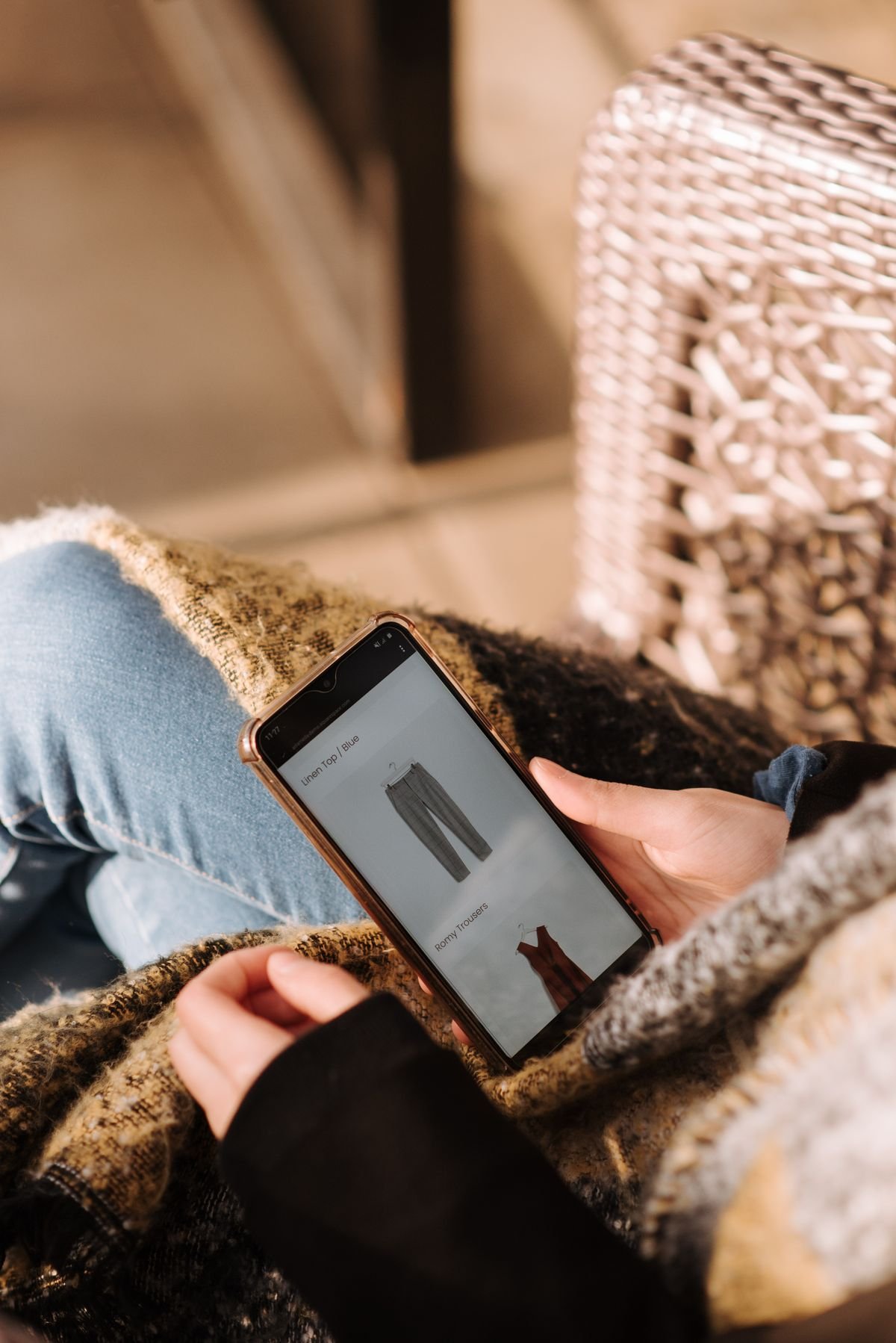 Cliente utilisant son smartphone pour un achat e-commerce