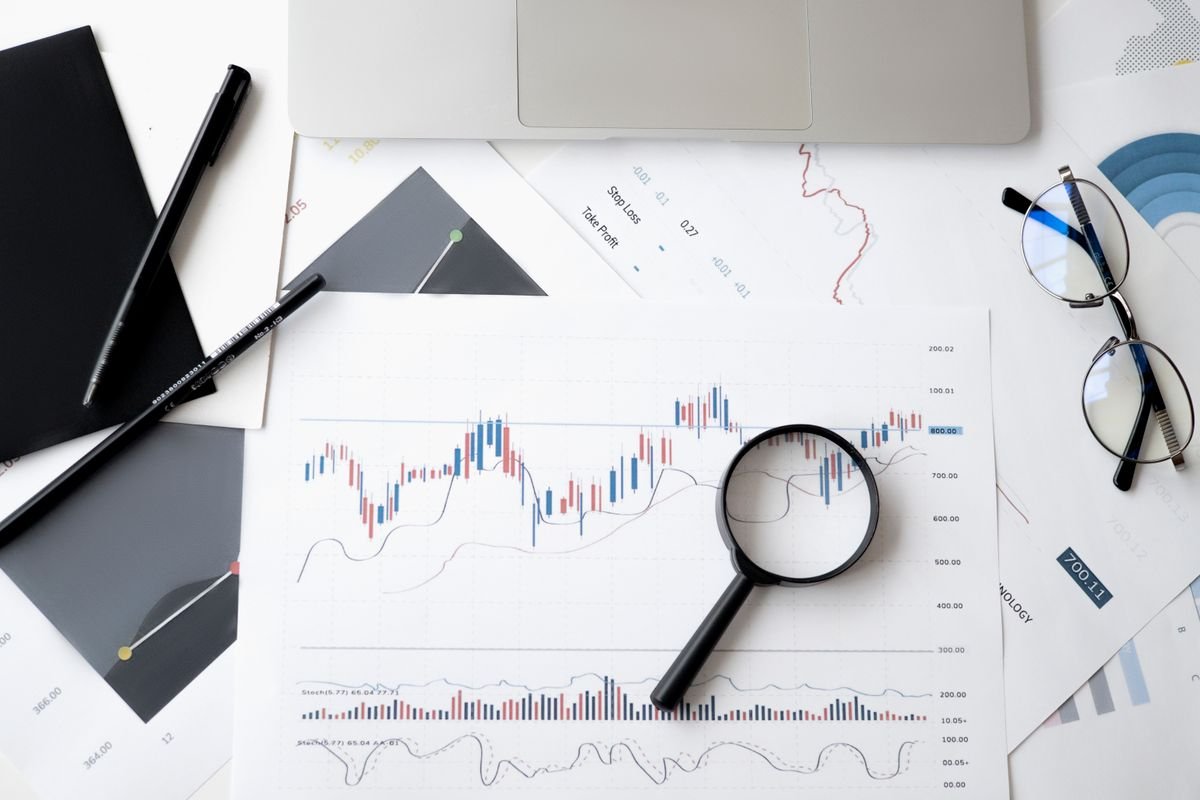 Loupe posée sur des documents d'analyse, symbole du diagnostic organisationnel