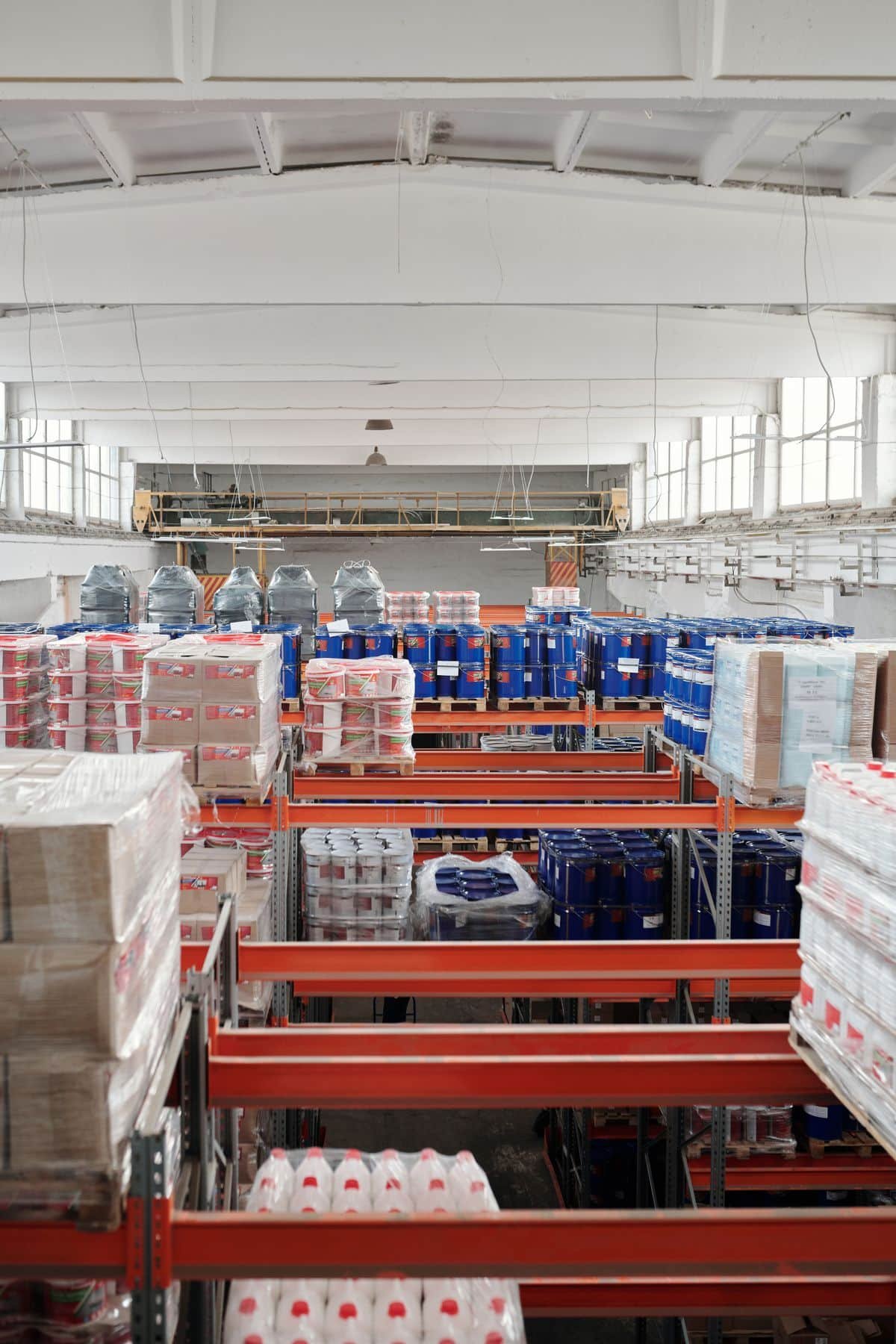 Intérieur d'entrepôt avec rayonnages organisés, illustrant la gestion des stocks pilotée par l'IA dans le retail - Notoriti