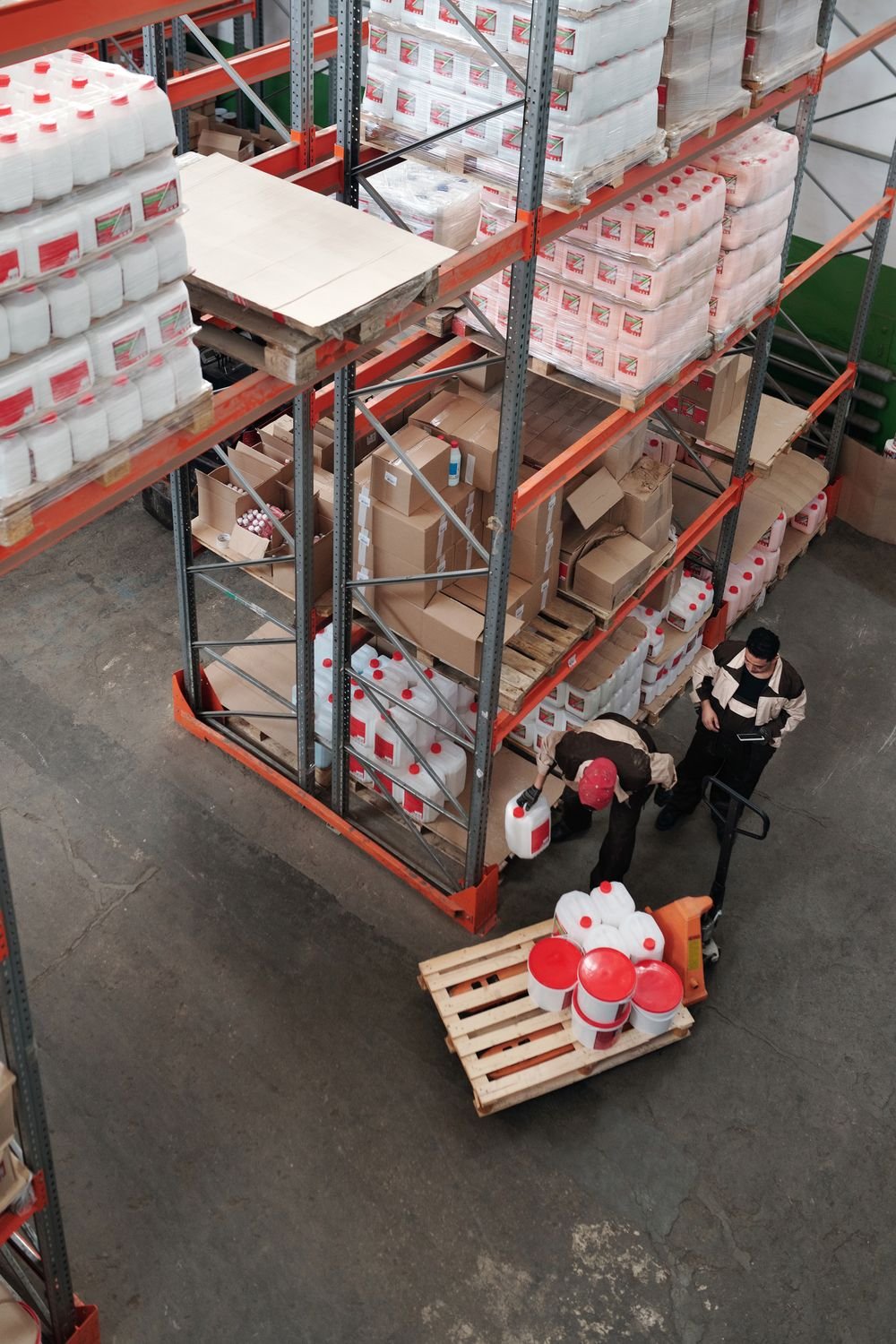 Personne effectuant des achats en ligne sur un ordinateur portable, illustrant le commerce agentique