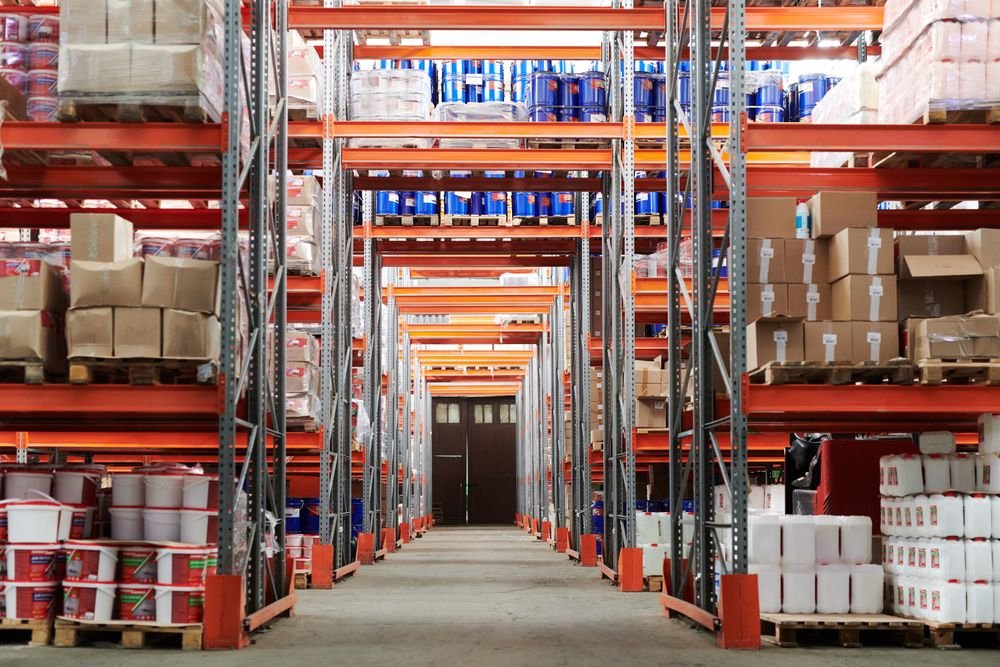 Entrepôt logistique avec systèmes de gestion automatisés, illustrant l'IA agentique dans la supply chain