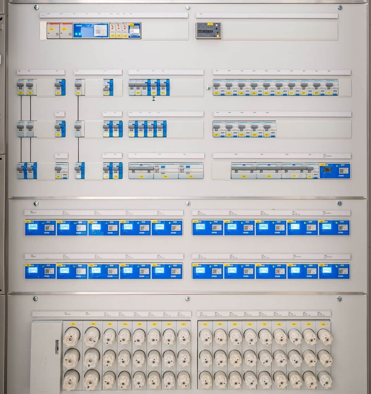 Panneau de contrôle industriel à haute tension représentant les systèmes ERP d'une usine