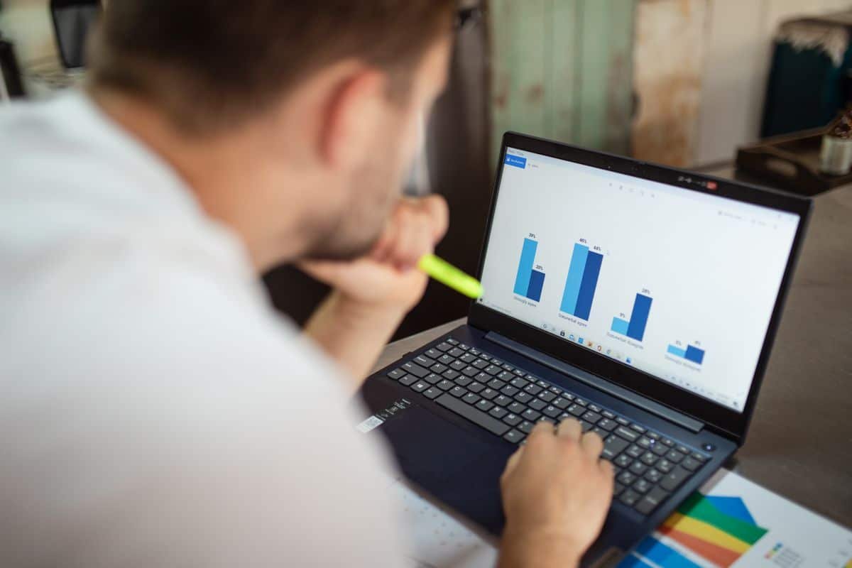Analyse de graphiques métier sur un ordinateur portable